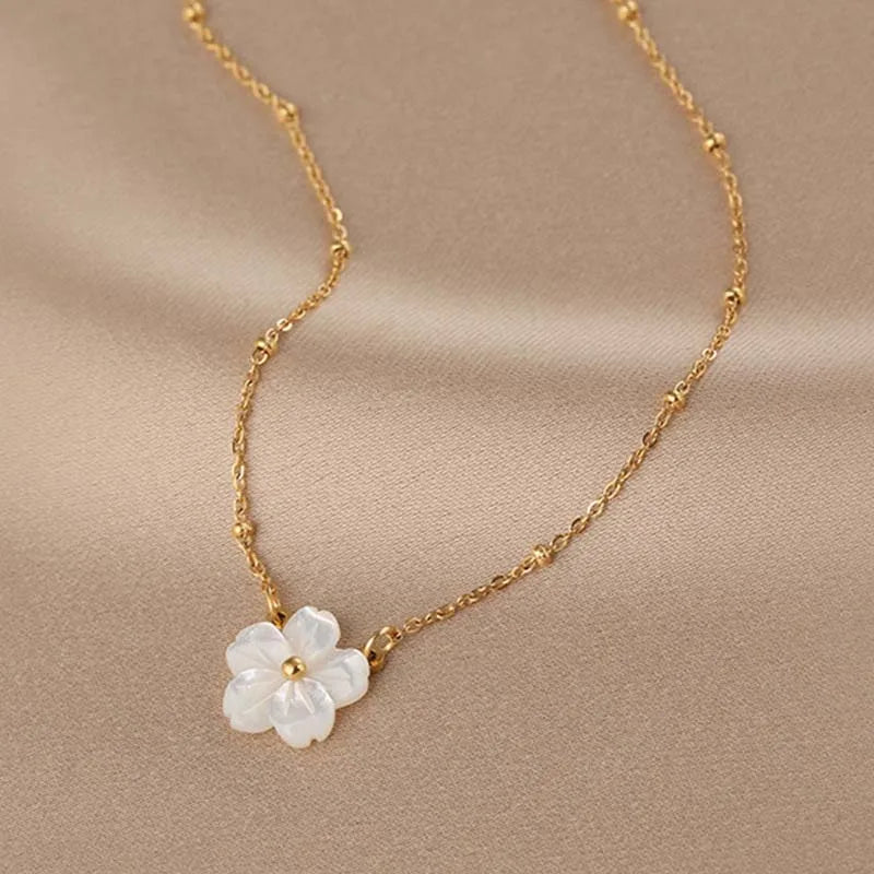 Stainless Steelss Shell Flower Pendant Necklace For Women Vintage Gold Color Heart Clavicle Chain Romantic Necklace Jewelry Gift