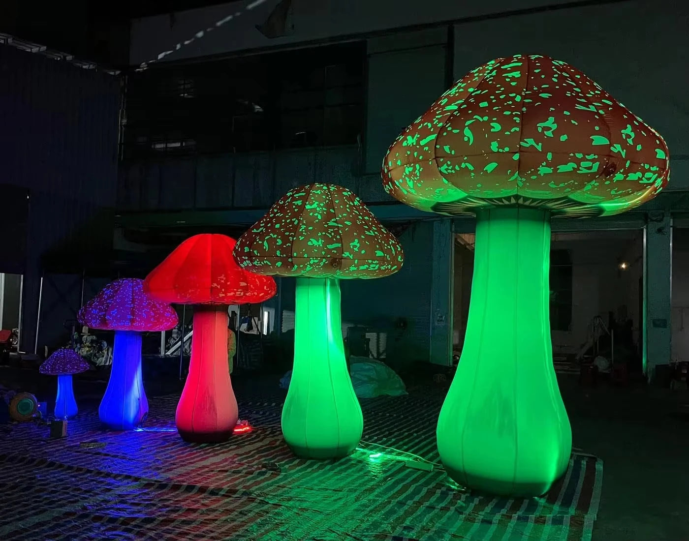 8.2ft Height Giant Outdoor Garden Decoration LED Inflatable Mushroom for Stage, Mall, Courtyard, Road Decoration